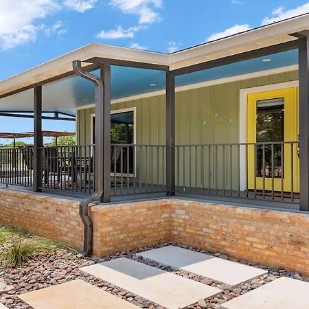 Blumenhaus Sleeps 6 Full Kitchen Plus Hot Tub Fredericksburg Bagian luar foto