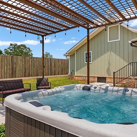 Blumenhaus Sleeps 6 Full Kitchen Plus Hot Tub Fredericksburg Bagian luar foto