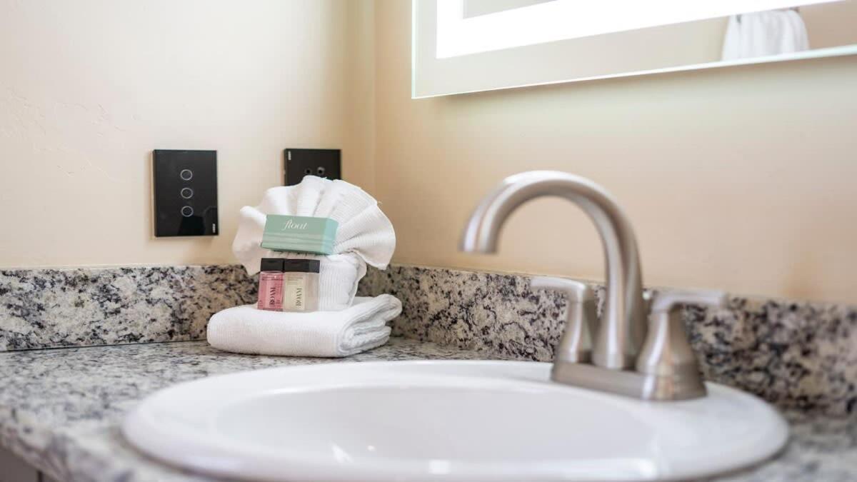 Blumenhaus Sleeps 6 Full Kitchen Plus Hot Tub Fredericksburg Bagian luar foto