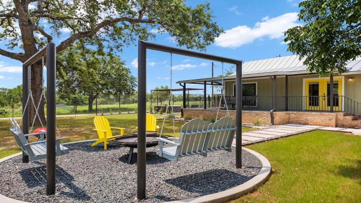 Blumenhaus Sleeps 6 Full Kitchen Plus Hot Tub Fredericksburg Bagian luar foto