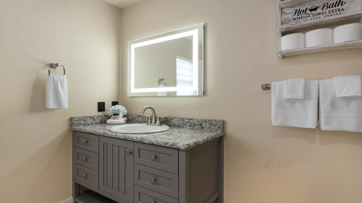 Blumenhaus Sleeps 6 Full Kitchen Plus Hot Tub Fredericksburg Bagian luar foto