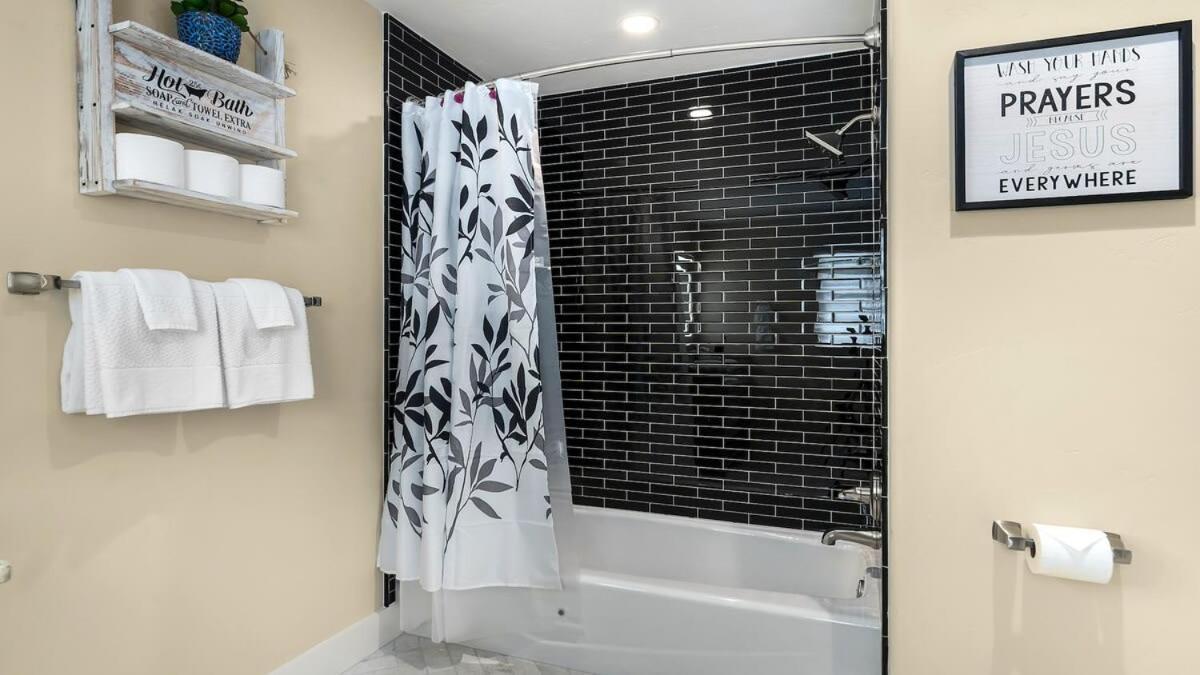 Blumenhaus Sleeps 6 Full Kitchen Plus Hot Tub Fredericksburg Bagian luar foto