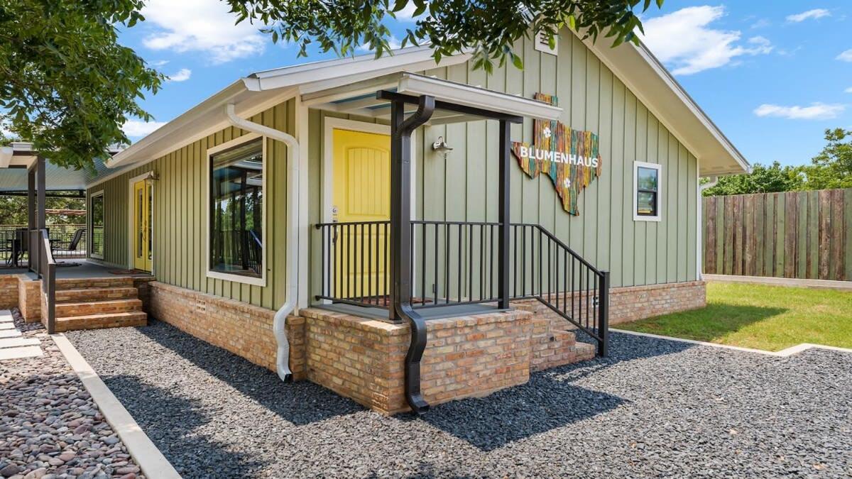 Blumenhaus Sleeps 6 Full Kitchen Plus Hot Tub Fredericksburg Bagian luar foto