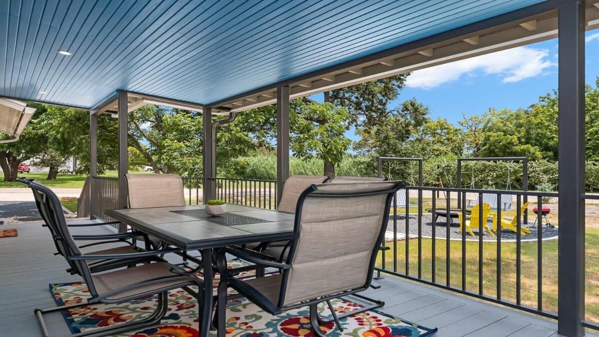 Blumenhaus Sleeps 6 Full Kitchen Plus Hot Tub Fredericksburg Bagian luar foto