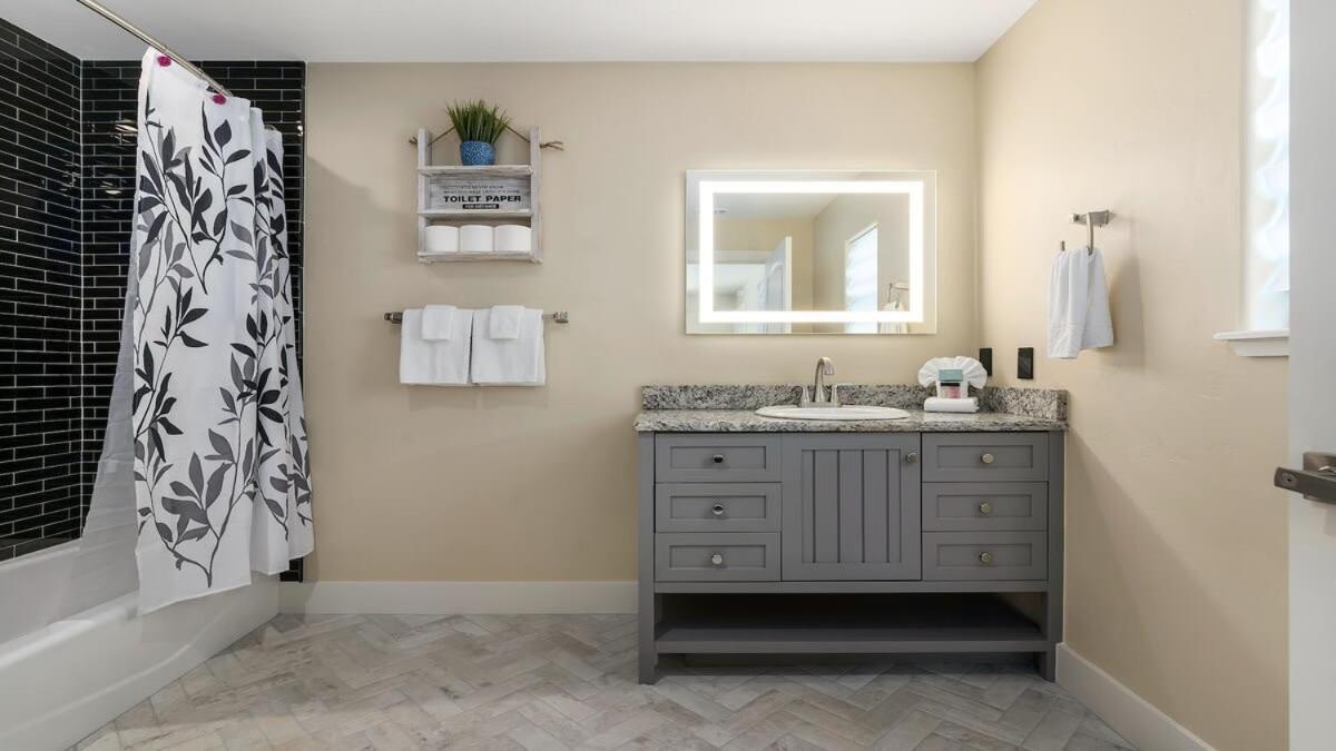 Blumenhaus Sleeps 6 Full Kitchen Plus Hot Tub Fredericksburg Bagian luar foto