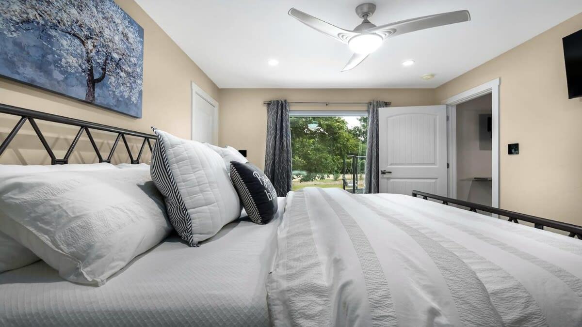 Blumenhaus Sleeps 6 Full Kitchen Plus Hot Tub Fredericksburg Bagian luar foto