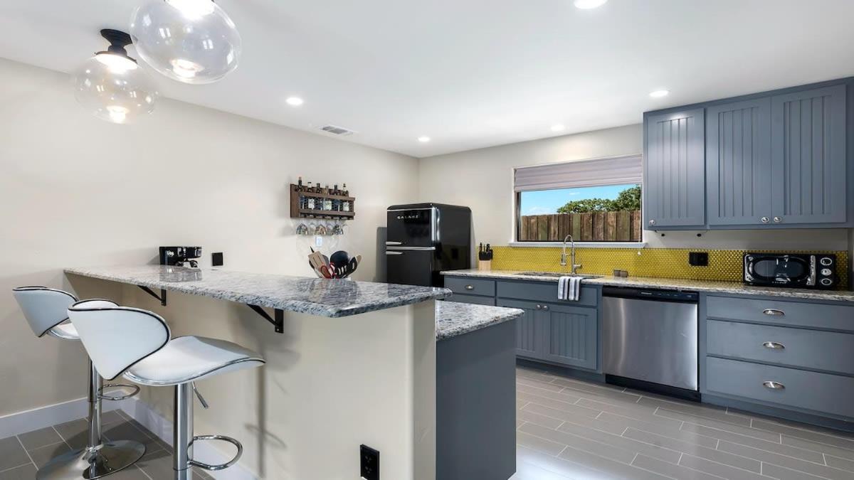 Blumenhaus Sleeps 6 Full Kitchen Plus Hot Tub Fredericksburg Bagian luar foto