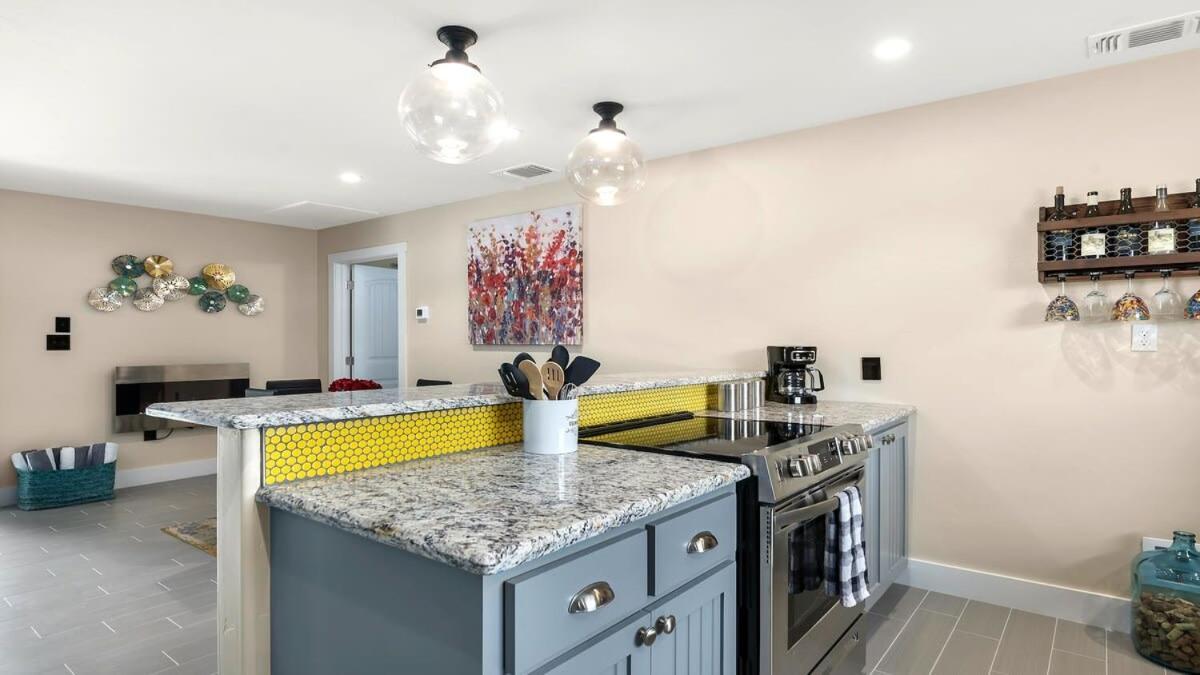 Blumenhaus Sleeps 6 Full Kitchen Plus Hot Tub Fredericksburg Bagian luar foto