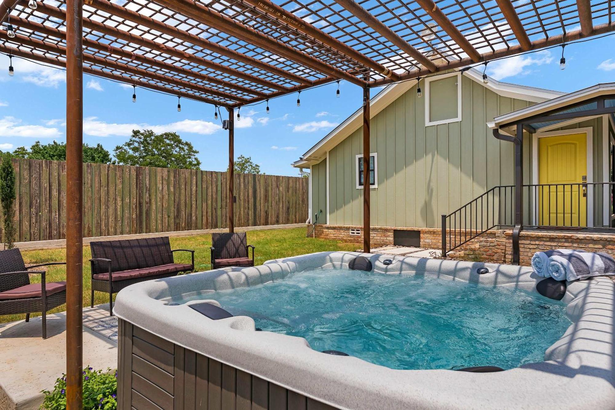 Blumenhaus Sleeps 6 Full Kitchen Plus Hot Tub Fredericksburg Bagian luar foto