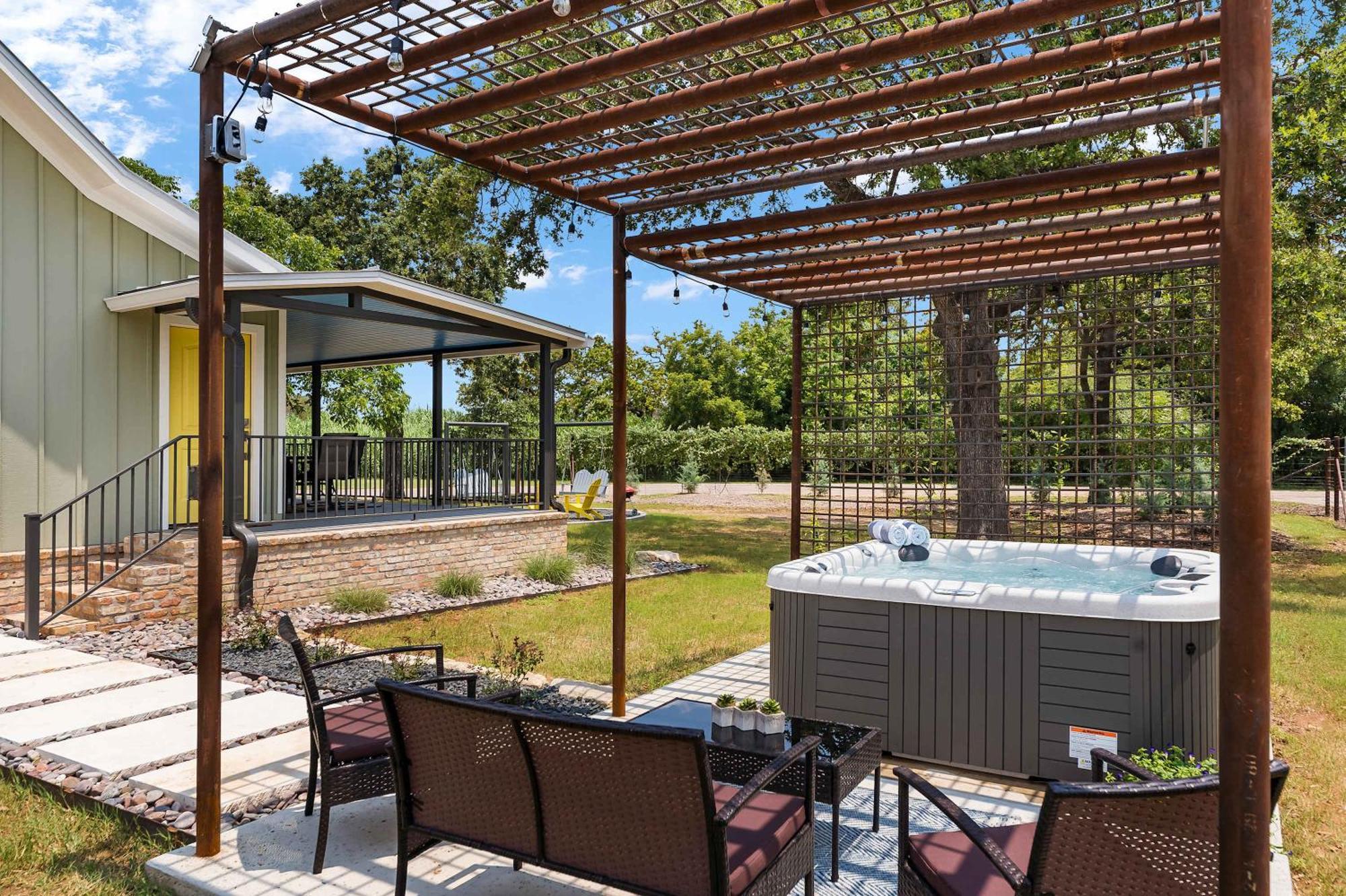 Blumenhaus Sleeps 6 Full Kitchen Plus Hot Tub Fredericksburg Bagian luar foto